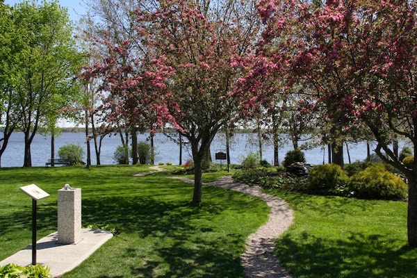 Bancs et arbres commémoratifs